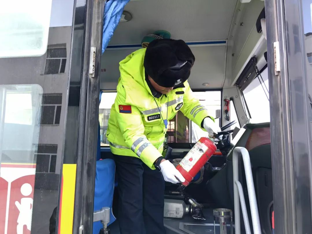 護航春運 | 白城交巡警全力守護洮北區(qū)中小學生冰雪研學實踐活動校車安全 圖片