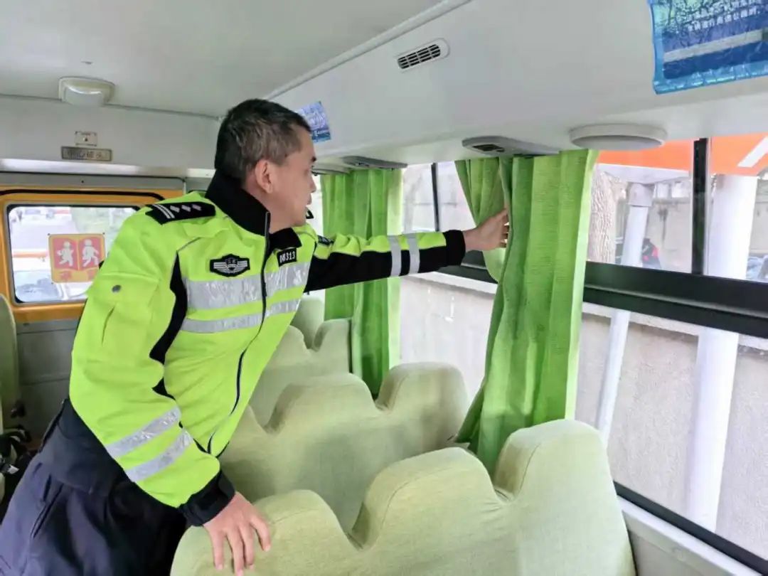 開學(xué)在即,護(hù)航安全!高新交警開展校車安全大檢查 圖片