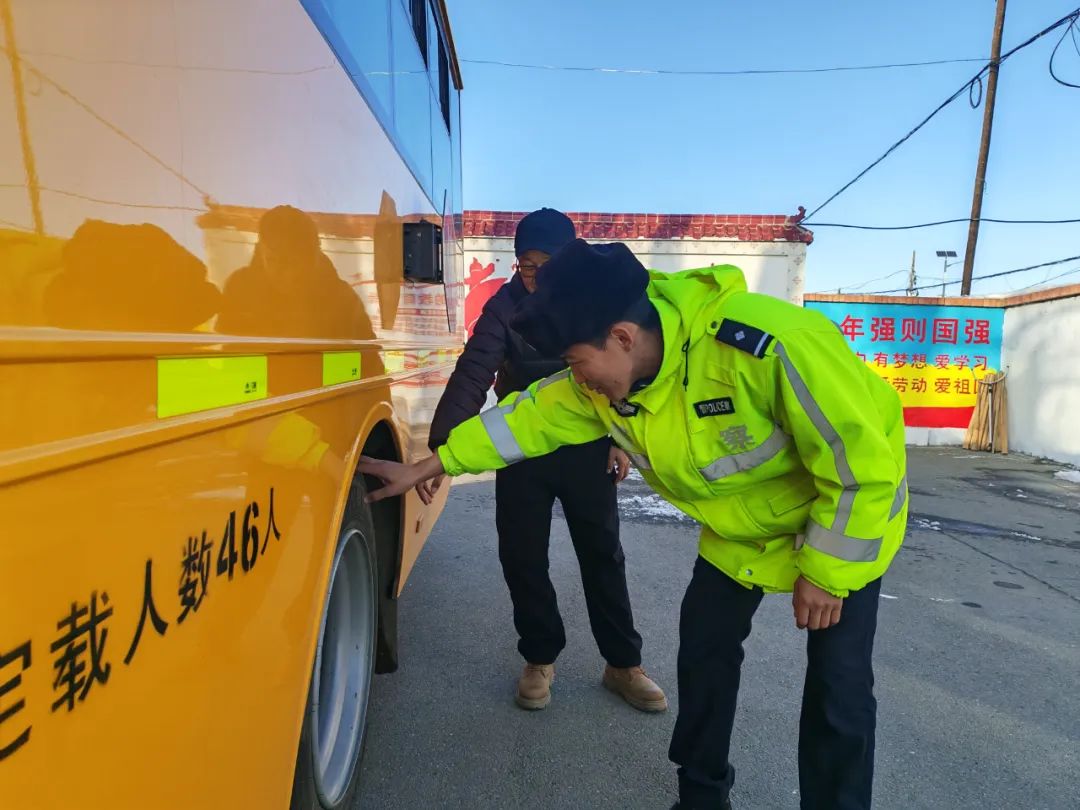 富蘊公安:校車安全大檢查 擰緊出行“安全閥” 富蘊公安:校車安全大檢查 擰緊出行“安全閥”