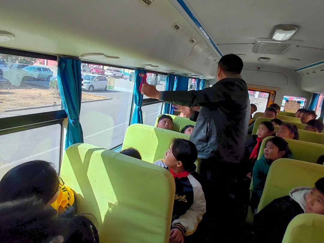 筑牢校車“防火墻”——古邵鎮中心小學校車消防應急演練