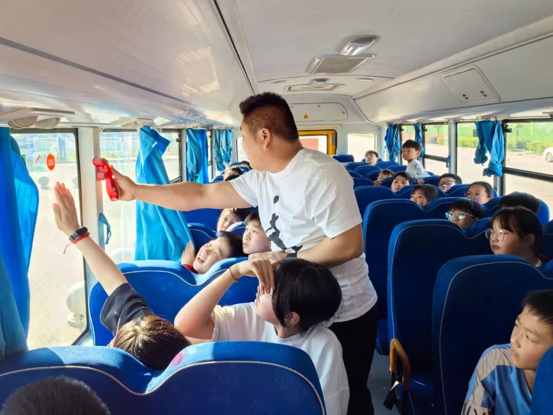 【二小 · 集團(tuán)新聞】葉集二小教育集團(tuán)孫崗校區(qū)組織開(kāi)展校車(chē)安全應(yīng)急逃生演練活動(dòng) 【二小 · 集團(tuán)新聞】葉集二小教育集團(tuán)孫崗校區(qū)組織開(kāi)展校車(chē)安全應(yīng)急逃生演練活動(dòng)