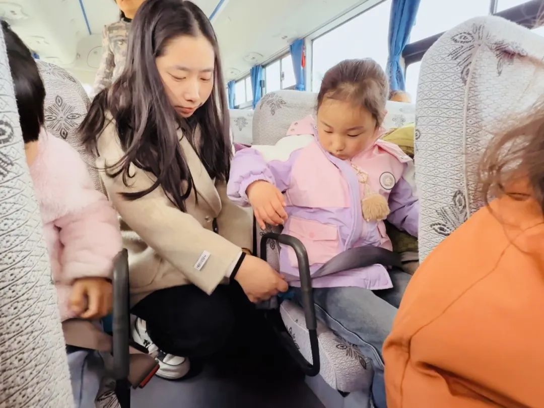 安全丨平安乘車 你我“童”行——小紀鎮中心幼兒園校車安全應急疏散演練活動