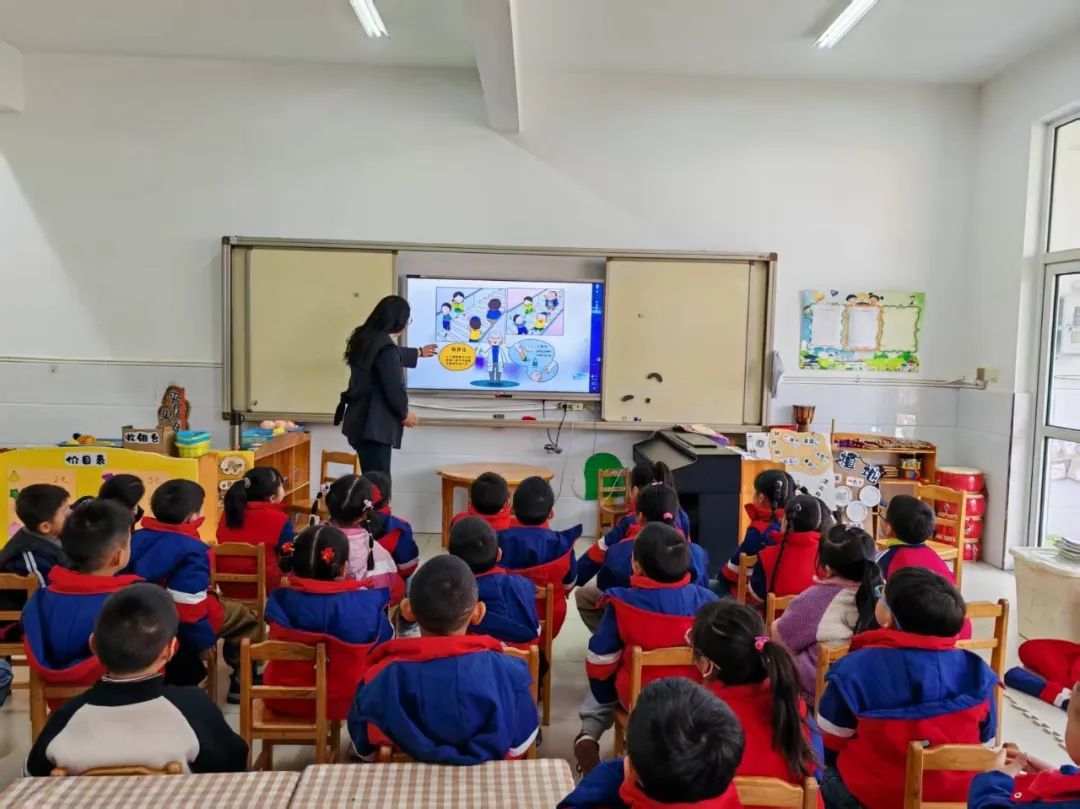 安全丨平安乘車 你我“童”行——小紀鎮中心幼兒園校車安全應急疏散演練活動