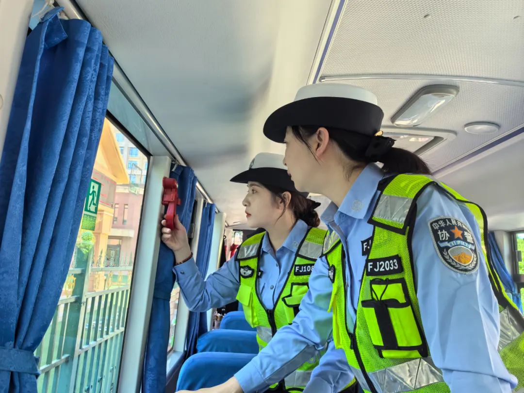 安定高速交警強化校車安全檢查 擰緊出行“安全閥” 圖片