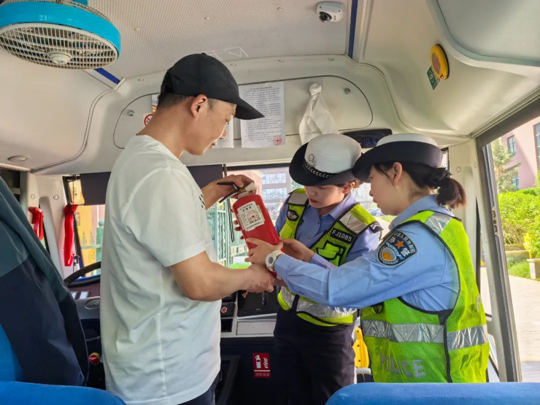 安定高速交警強化校車安全檢查 擰緊出行“安全閥” 圖片