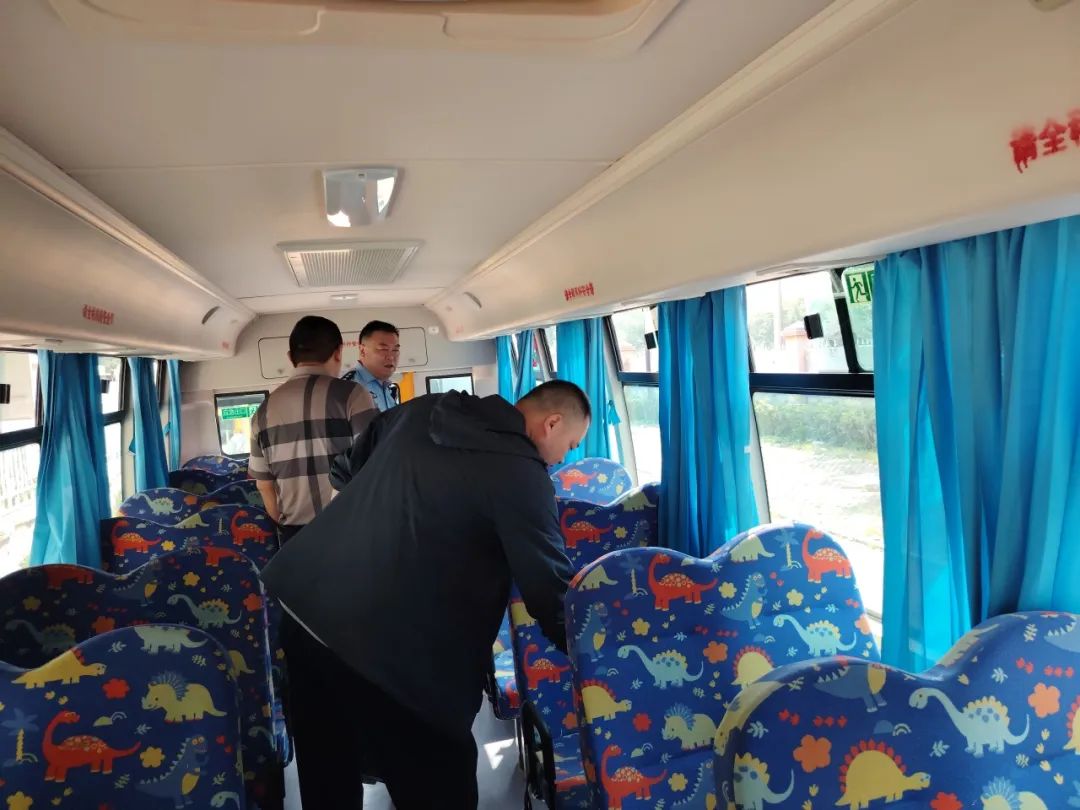 徐官屯街道聯合交警大隊開展校車安全專項檢查 筑牢學生出行“防護墻” 圖片