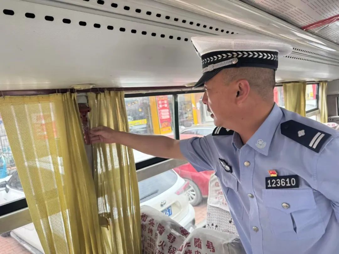 【全警警務建設年】擰緊校車“安全閥”,安達市公安局開展校車安全專項檢查 【全警警務建設年】擰緊校車“安全閥”,安達市公安局開展校車安全專項檢查