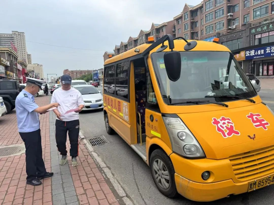 【全警警務建設年】擰緊校車“安全閥”,安達市公安局開展校車安全專項檢查 【全警警務建設年】擰緊校車“安全閥”,安達市公安局開展校車安全專項檢查