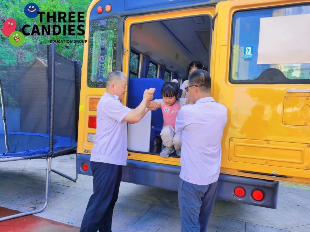 【校園安全】安全乘校車，平安伴我行——三顆糖御景新苑幼兒園校車安全應急演練
