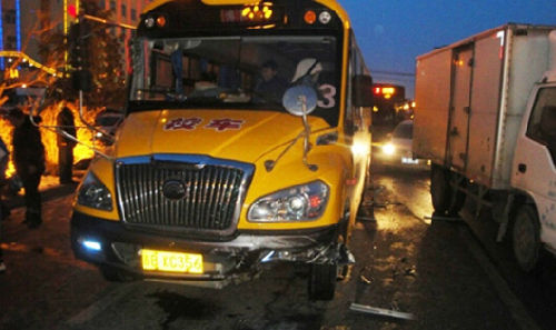 當(dāng)轎車撞上校車 宇通校車用安全回饋國民信任