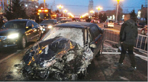 當(dāng)轎車撞上校車 宇通校車用安全回饋國民信任