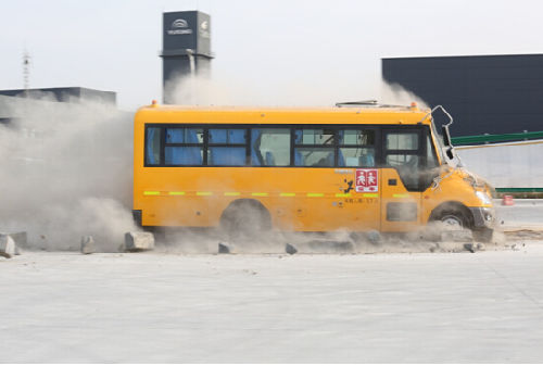 當(dāng)轎車撞上校車 宇通校車用安全回饋國民信任