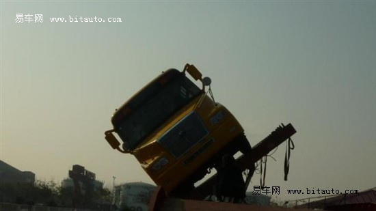 宇通進行校車側(cè)翻試驗:車體結(jié)構(gòu)完好無損