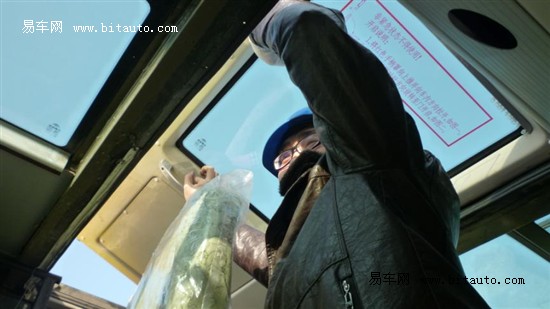 宇通進行校車側(cè)翻試驗:車體結(jié)構(gòu)完好無損