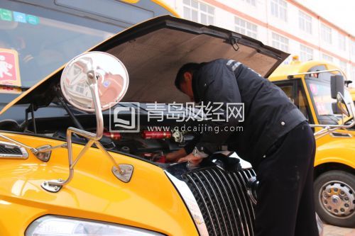 校車駕駛員擦拭發動機