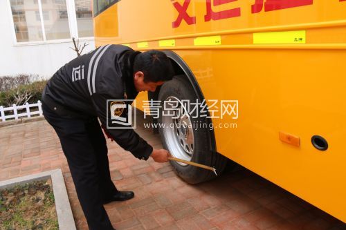 校車駕駛員在檢查輪胎