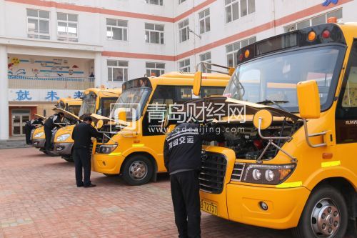 校車駕駛員集體打掃車輛衛生