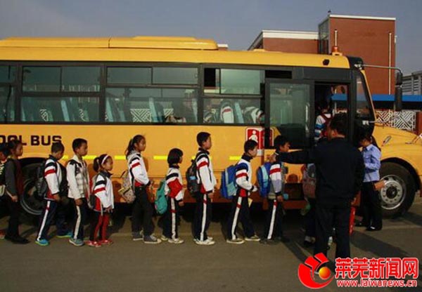 山東萊蕪“校車村村通”工程 農村娃上下學有安全保障 1