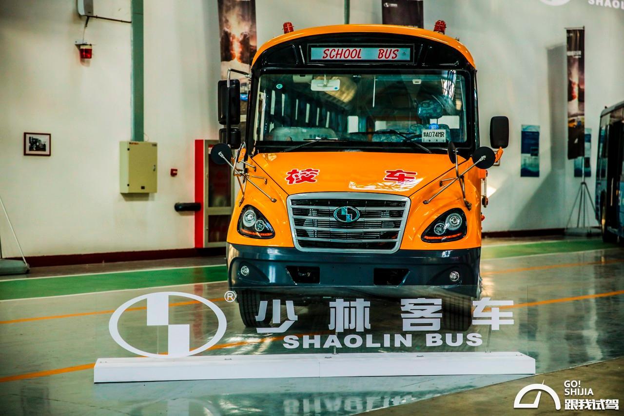 校車與大巴相撞 少林客車玩出新花招