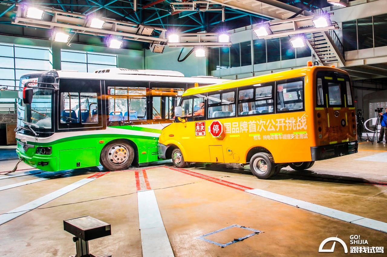 校車與大巴相撞 少林客車玩出新花招