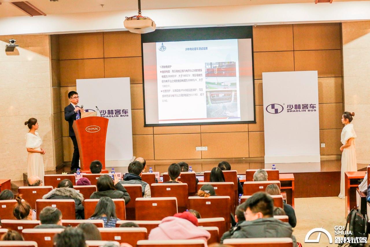 校車與大巴相撞 少林客車玩出新花招