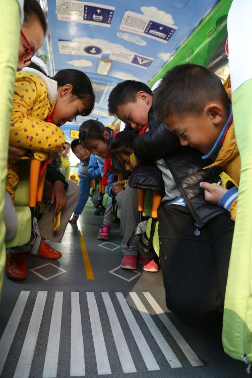 我市首個流動安全體驗主題校車揭牌2