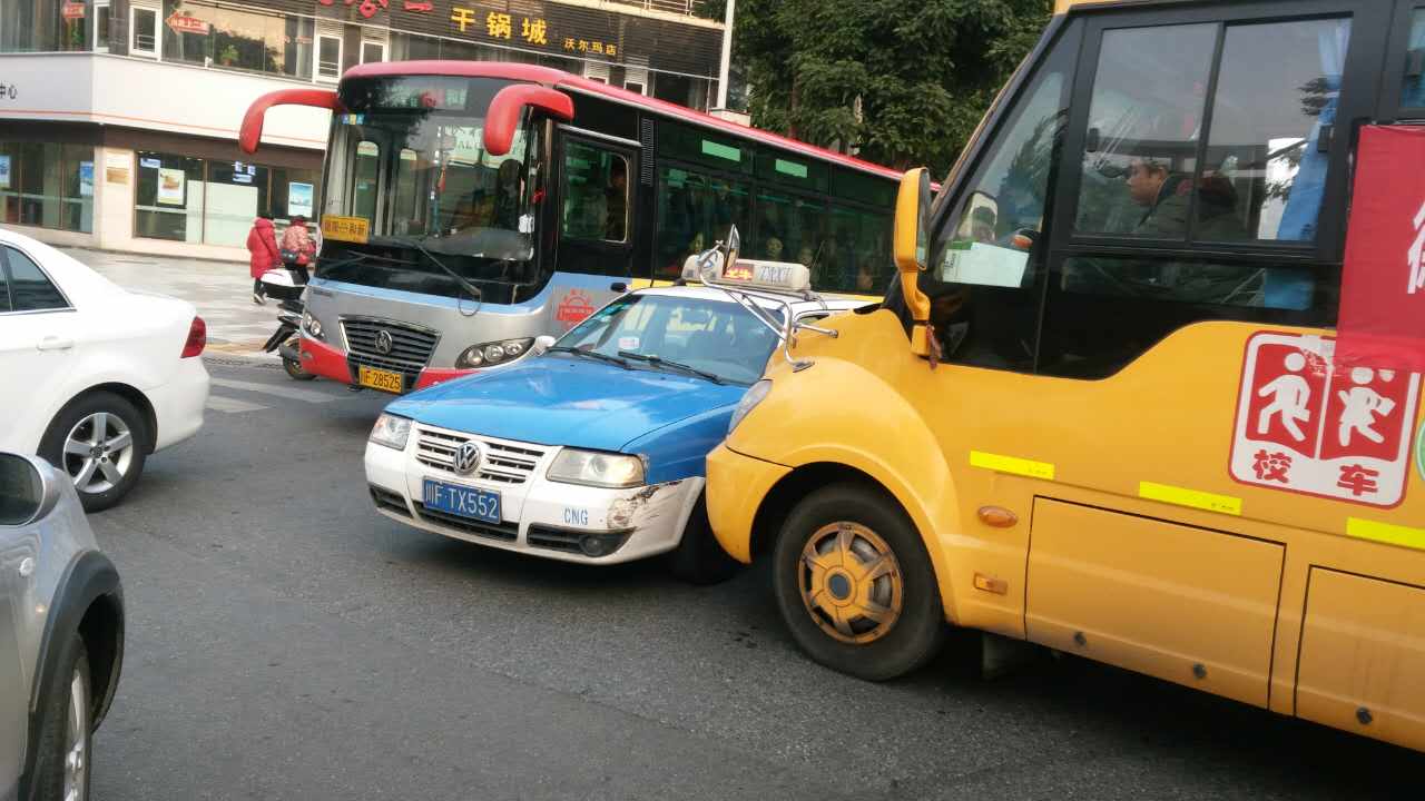 校車遇到線路擁堵，可以繞行嗎？