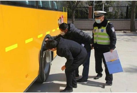 開辟綠色通道、助力校車復工 威海交警全力做好校車安全管理工作