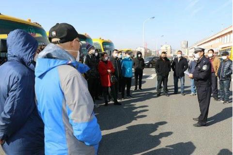 開辟綠色通道、助力校車復工 威海交警全力做好校車安全管理工作