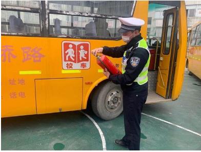 為校車“體檢”加把“安全鎖”