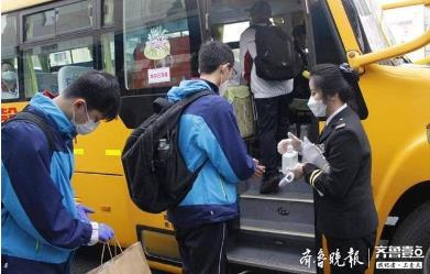 開學護航｜專人專車專線專座，交運八輛“大鼻子”送百余學子上學