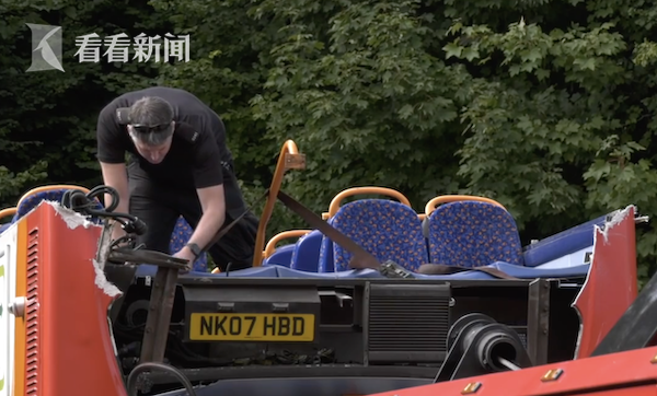 英國校車司機抄近路不顧限高 巴士車頂全被削掉