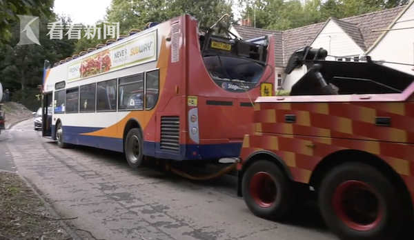 英國校車司機抄近路不顧限高 巴士車頂全被削掉