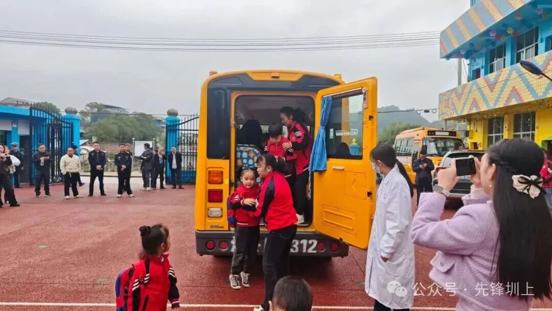 筑牢安全防線 守護童心出行——圳上鎮開展校車安全應急演練