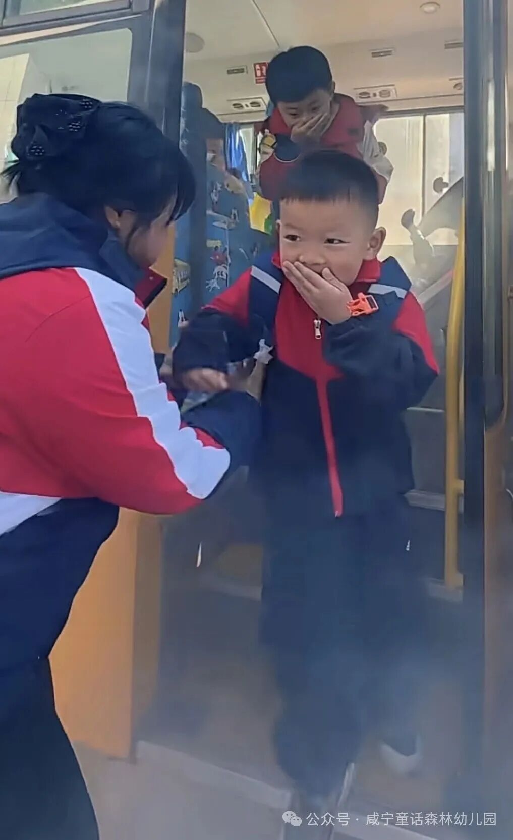 “安全乘校車,平安伴我行”——童話森林幼兒園校車安全演練活動 IMG_5445.jpeg