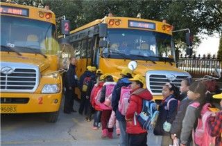 校車有剛需 運營卻難上加難 校車有剛需 運營卻難上加難