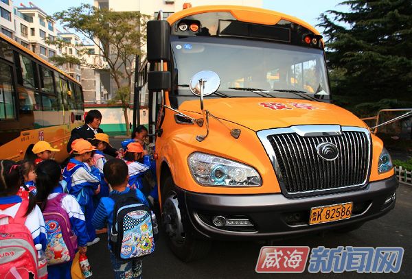 山東榮成：青山小學有“大鼻子”校車