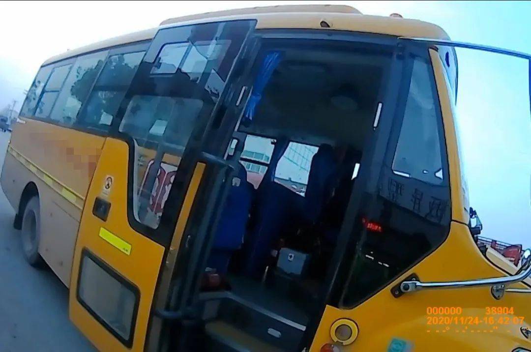 “黑校車”超員 文安交警依法處罰！