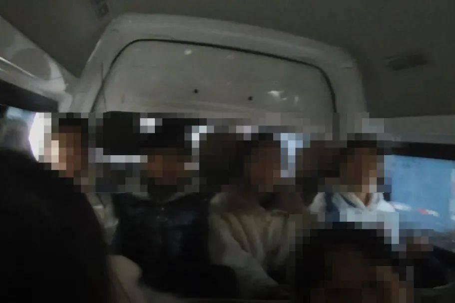 “黑校車”超員 文安交警依法處罰！